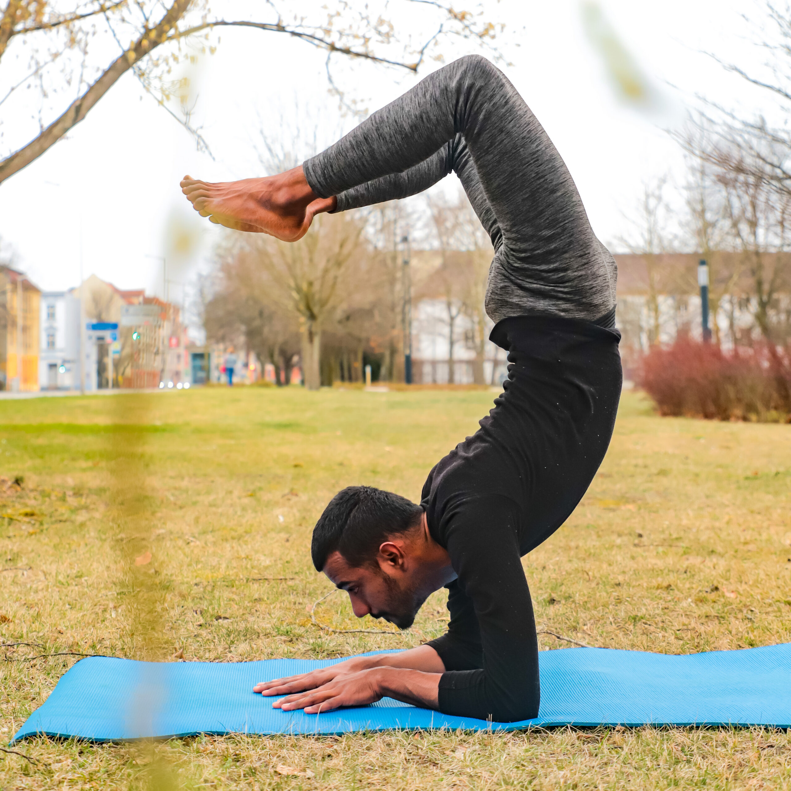 Yogalehrer Kavin in Cottbus in einer Yoga-Pose